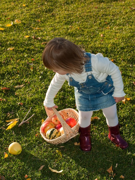 Niño niña en el parque otoño.