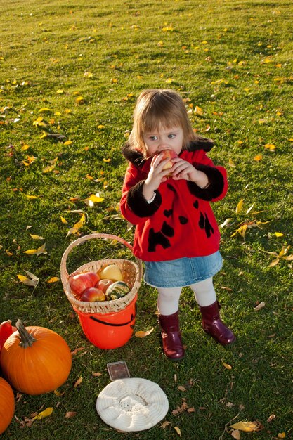 Niño niña en el parque otoño.