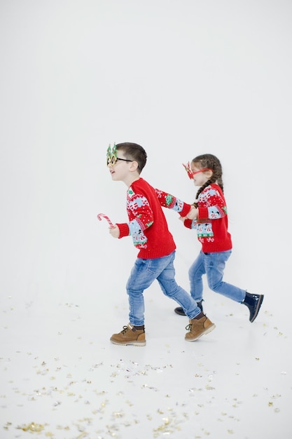 Niño niña preescolar en suéteres de Navidad