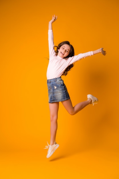 niño niña saltando feliz niña bailando