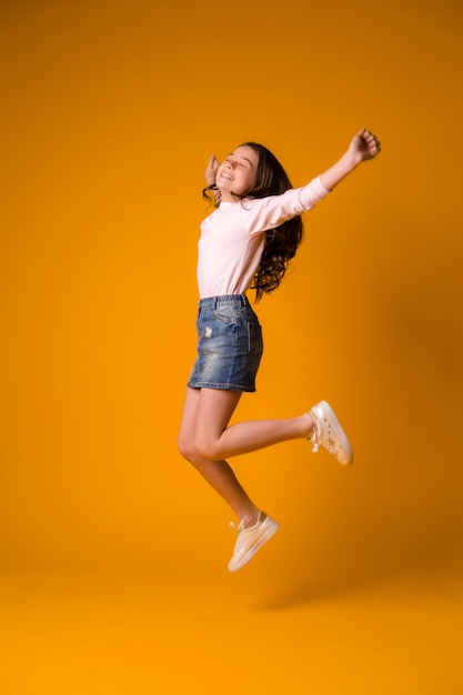 niño niña saltando feliz niña bailando