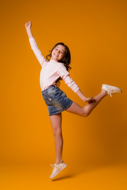 niño niña saltando feliz niña bailando