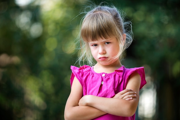 Niño niña sintiéndose enojado e insatisfecho