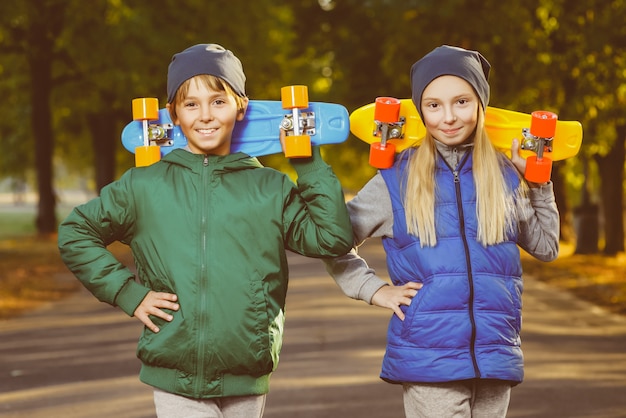 Niño y niña sonriente sosteniendo tableros de centavo