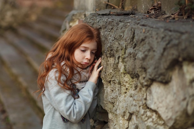 Niño niña talando triste