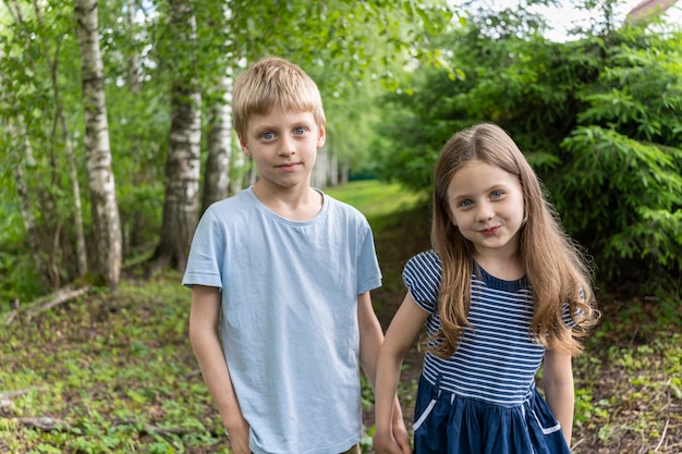 Un niño y una niña se toman de la mano y sonríen un niño ama a una niña la niña se enamoró de la