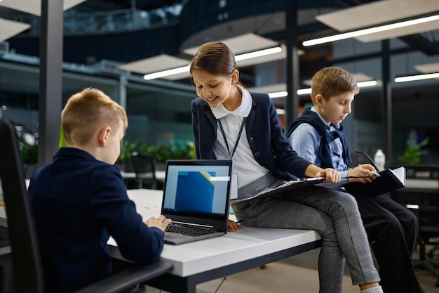 Niño y niña trabajando juntos como equipo