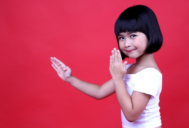 Niño de las niñas sonriendo en el estudio.