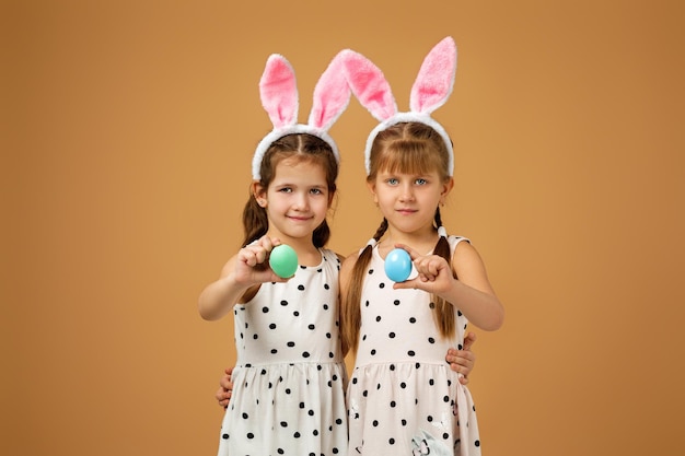 Niño niñas sosteniendo huevos de Pascua pintados