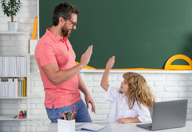 Niño niño aprendiendo con el maestro divertido niño pequeño estudio con el padre en clase en la pizarra alumno de pri