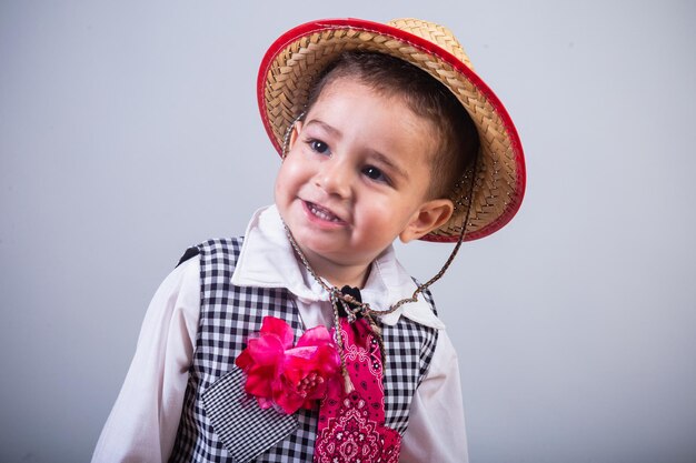 Foto niño niño brasileño con ropa de festa junina arraial festa de sao joao retrato horizontal