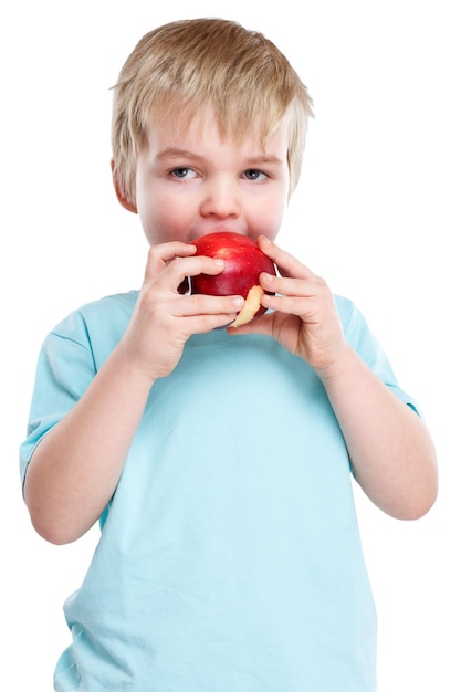 Niño niño comiendo manzana fruta otoño saludable formato de retrato aislado en blanco