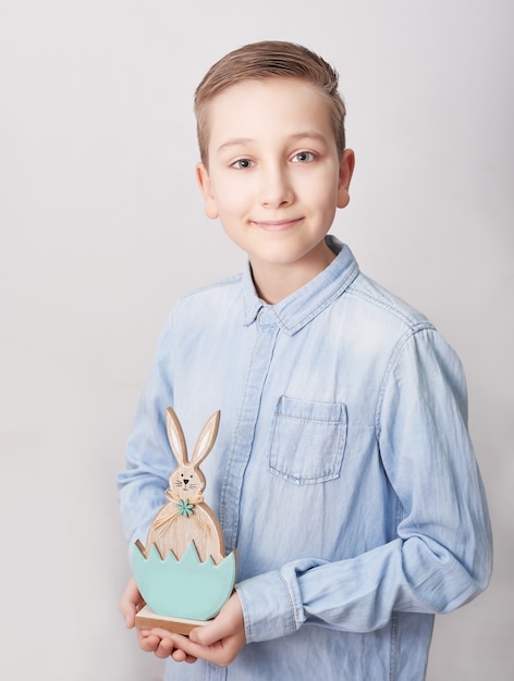 Niño niño con conejito de Pascua. Niño con conejo. Conejo De Pascua Conejo.