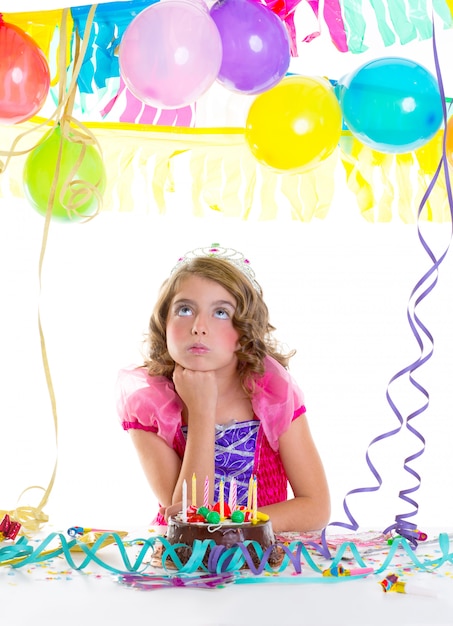 Foto niño niño corona princesa en fiesta de cumpleaños