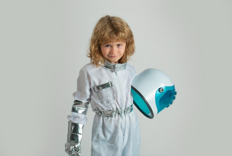 Foto niño niño está vestido con un disfraz de astronauta innovación e inspiración para niños