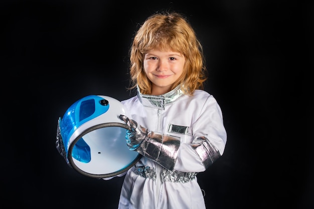 Niño niño está vestido con un traje espacial de astronauta aislado en negro