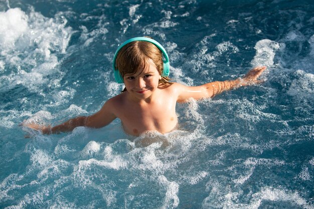 Niño niño feliz nadando en una piscina niño de verano