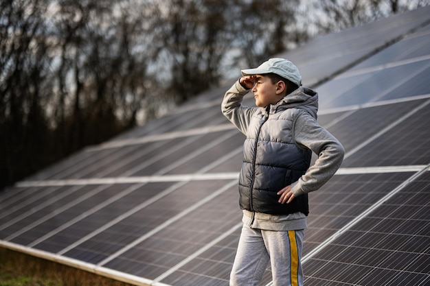 Niño niño en el fondo de paneles solares Eco energía