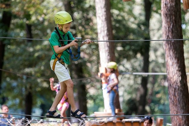 Niño niño en forma de cuerda en el parque.