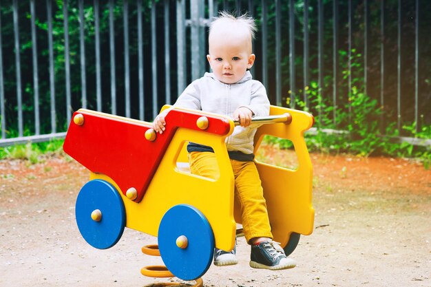 niño, niño, juego, en, un, patio de recreo, familia feliz, en, patio de recreo, en, verano, o, primavera, en, un, parque