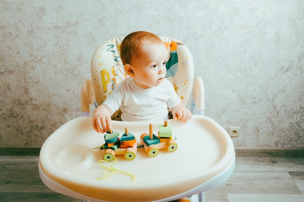 Niño niño jugando con juguetes en el interior de casa