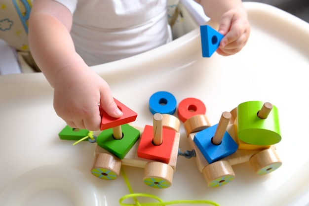 Niño niño jugando con juguetes en el interior de casa