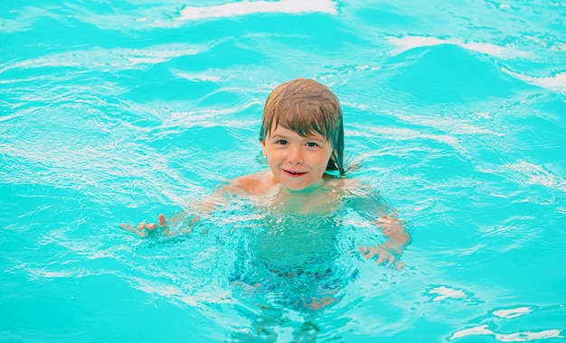 Niño niño jugando y nadando en el mar azul en verano Océano azul con wawes Niño niño nadando en el mar