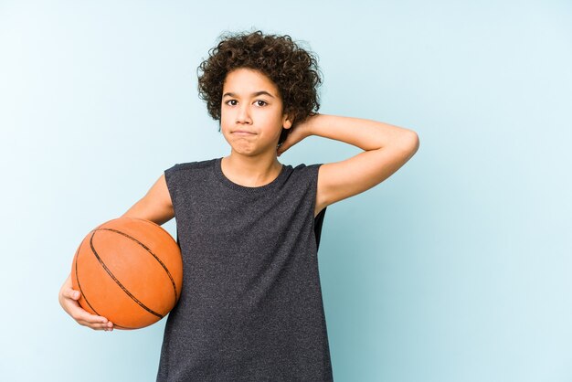 Niño, niño, jugar al básquetbol