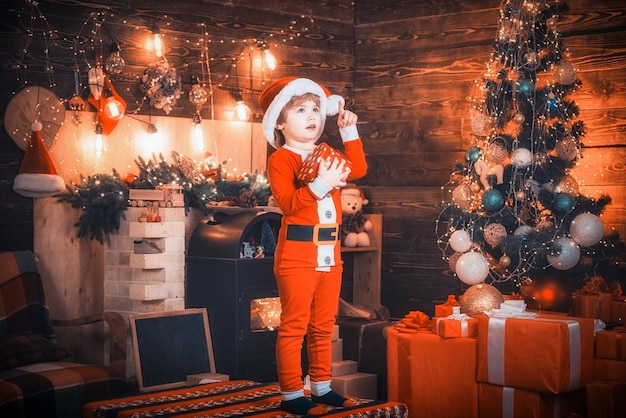 Niño niño lleva ropa de santa con caja de regalo de navidad teniendo una idea concepto de navidad para niños