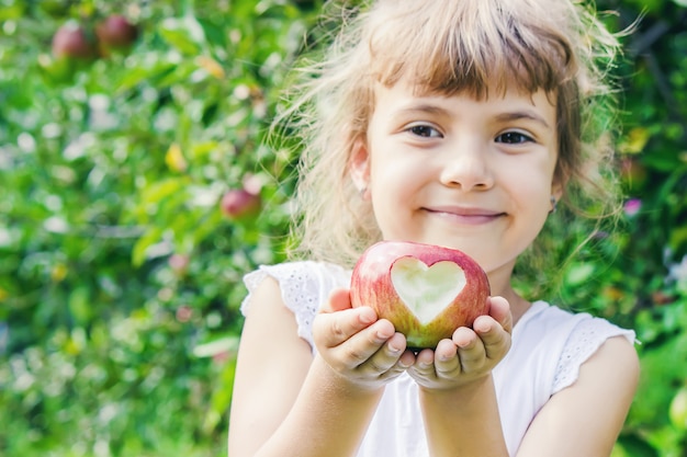 Niño con niño con una manzana. Enfoque selectivo