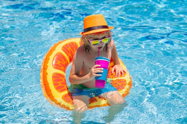 Niño niño nadando y jugando en una piscina niño jugando en la piscina vacaciones de verano concepto verano fas