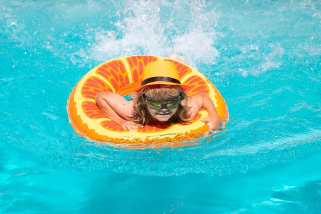 Niño niño nadando y jugando en una piscina niño jugando en la piscina verano moda niños retrato vacat