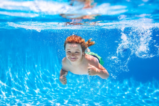 Niño niño nadar y bucear bajo el agua Retrato bajo el agua en la piscina