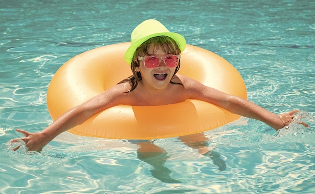 Niño niño en piscina con anillo de juguete inflable Niños nadar en vacaciones de verano Nadar para niños en flotador Playa mar y agua diversión