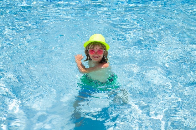 Niño niño en piscina en vacaciones de verano Playa mar y agua diversión con niños