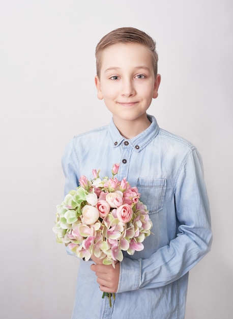 Niño niño con ramo de flores. Día de la Madre