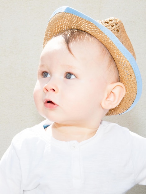 Niño niño sorprendido con sombrero al aire libre