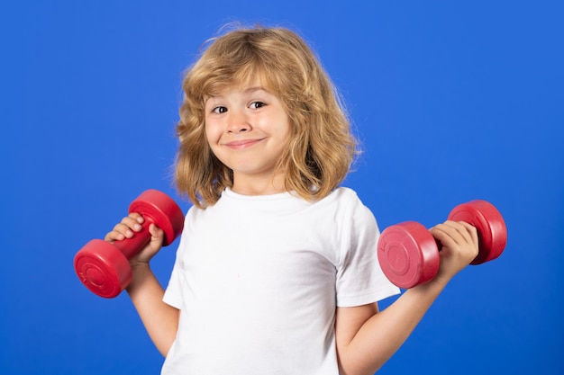 Niño niño trabajando con mancuernas Deporte infantil y vida sana activa Deporte y entrenamiento infantil