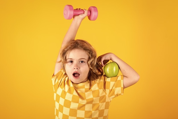 Niño niño trabajando con pesas niños deporte y vida activa saludable deporte y entrenamiento de niños