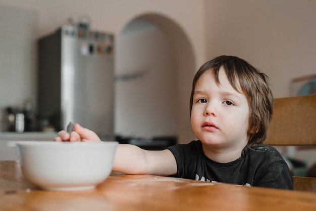 Un niño no quiere desayunar