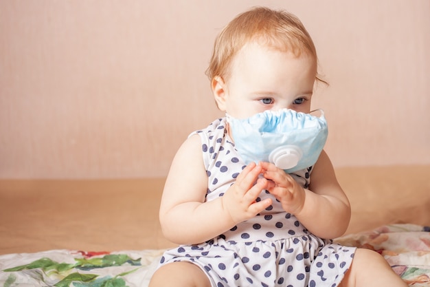 El niño no quiere usar una máscara médica.