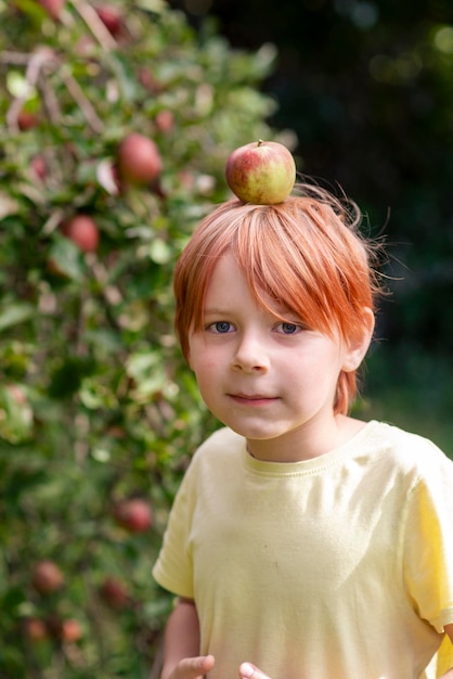 Niño de nueve años en un huerto de manzanas