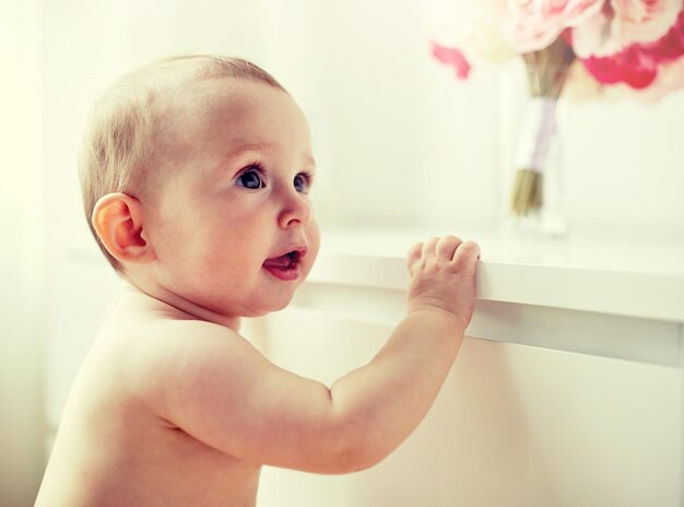 Foto niño o niña feliz en casa