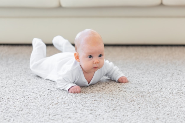 Foto niño o niña gateando en el piso en casa