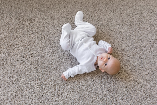 niño o niña gateando en el piso en casa