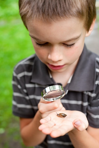 Niño observando caracol