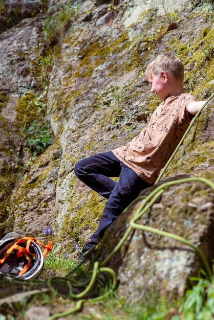 Niño de ocho años en la naturaleza en primavera.