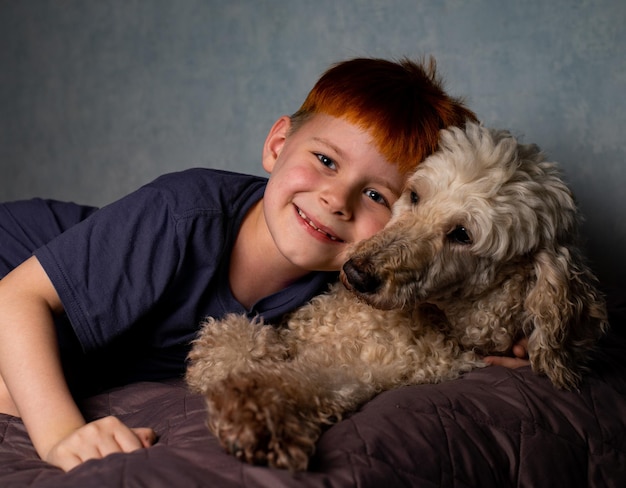 Un niño de ocho años y un perro grande en casa.