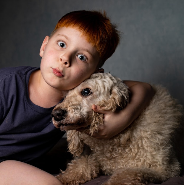 Un niño de ocho años y un perro grande en casa.