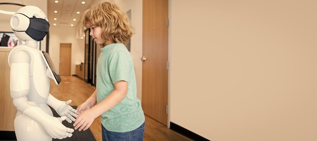 Niño ocupado interactúa con el robot comunicación de inteligencia artificial Diseño de cartel horizontal Espacio de copia de encabezado de banner web